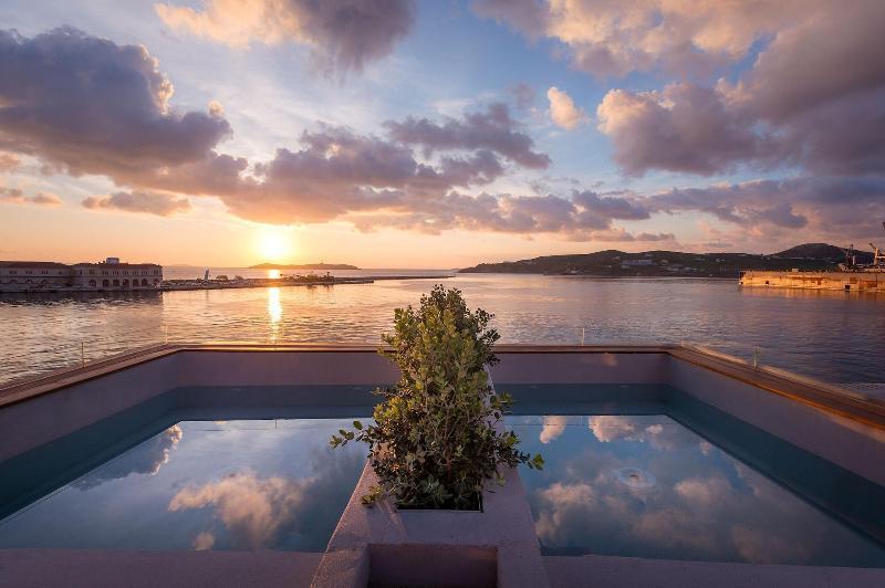 Shapes Luxury Suites Ermoupoli Esterno foto